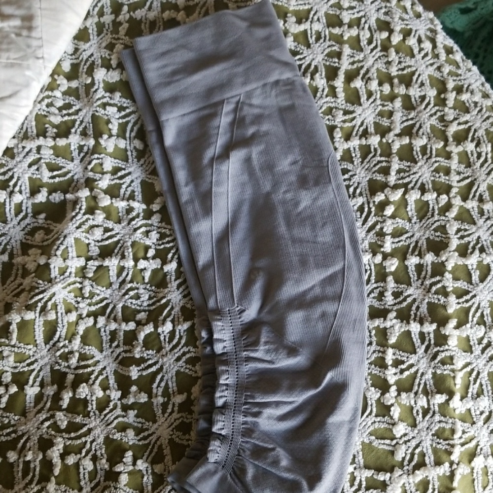 Grey lululemon crop leggings